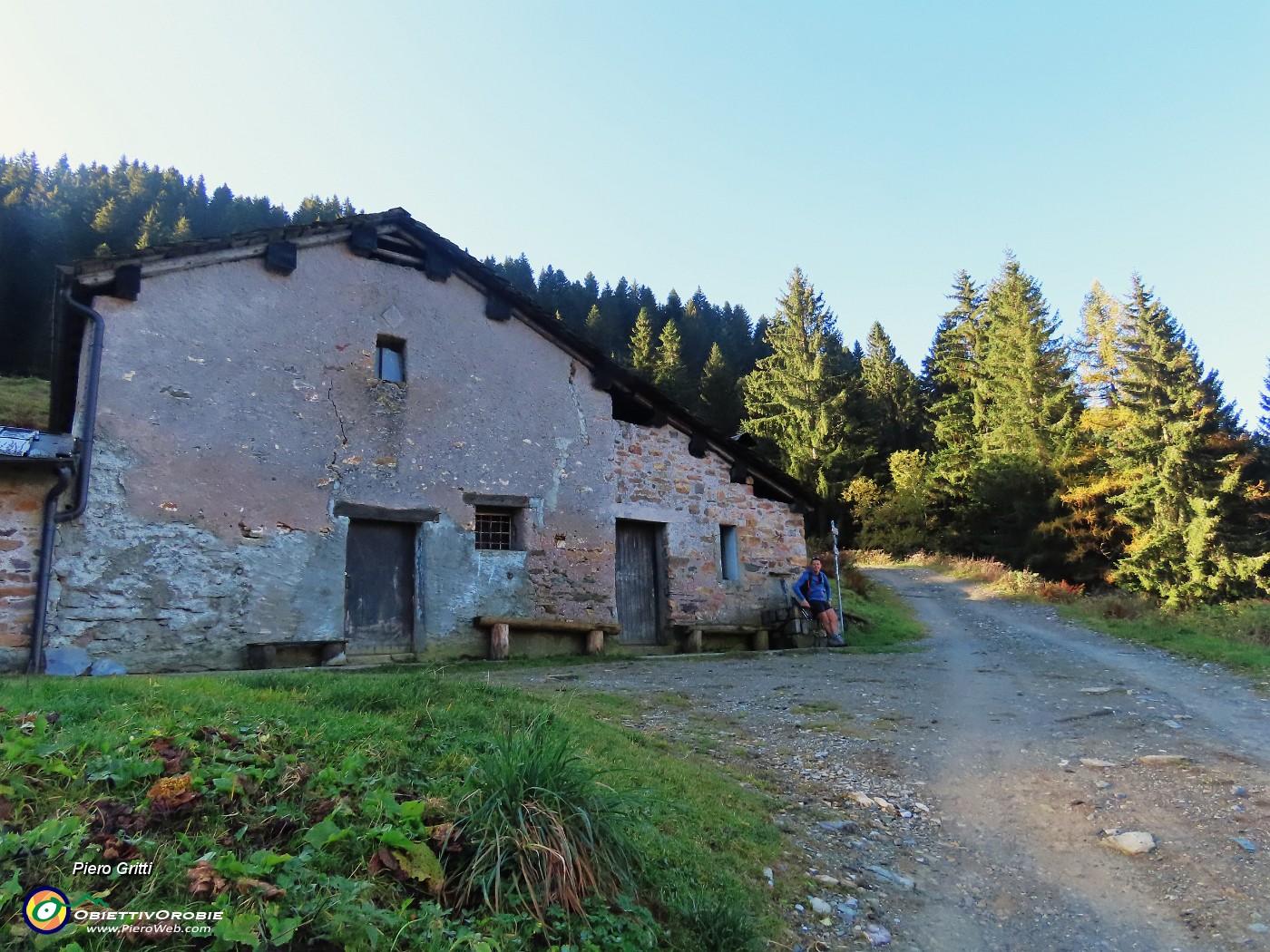 09 Alla Casera (1486 m) prendiamo sentiero-traccia senza indicazioni a sx per Forcolino di Torcola.JPG